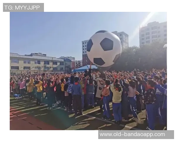 老爷爷的足球梦:在绿茵场上追逐青春的快乐与激情 老爷爷的足球梦:在绿茵场上追逐青春的快乐与激情