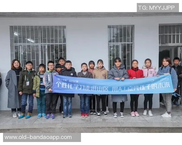 足球场射灯的光辉照亮绿茵场上的激情与梦想